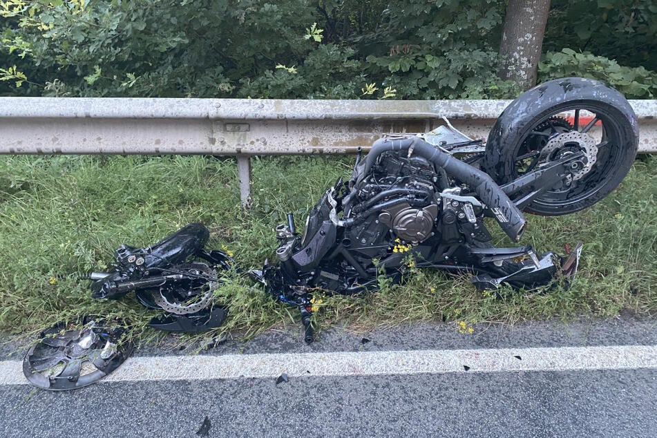 Yamaha gerät auf Gegenspur und kracht in Skoda: Biker schwer verletzt