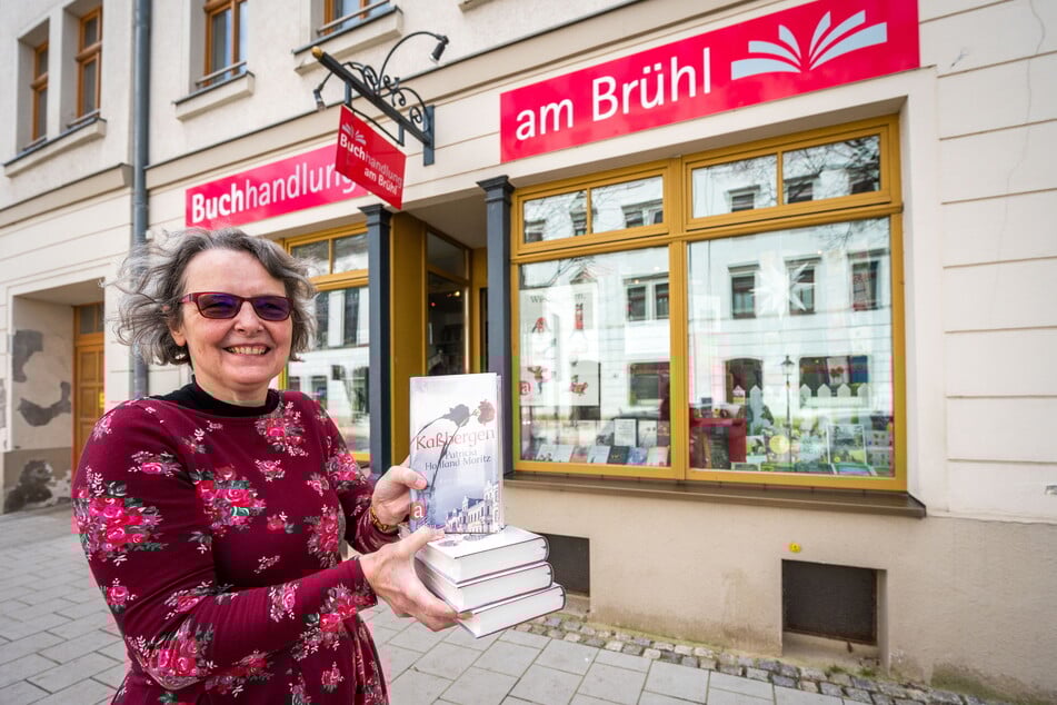 Elke Ebert (60) verkauft in der "Buchhandlung am Brühl" den neuen Chemnitz-Roman "Kaßbergen" von Patricia Holland Moritz.