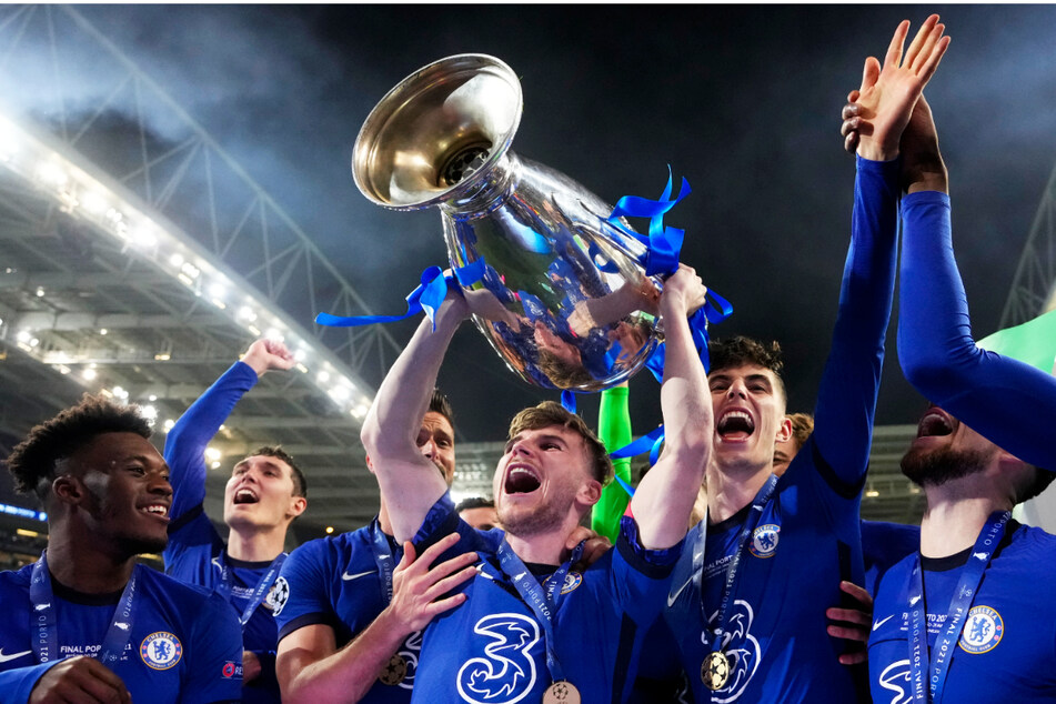 Timo Werner (25, stemmt den Pokal in die Höhe) gewann mit dem FC Chelsea die Champions League - der bisher größte Erfolg seiner Karriere.