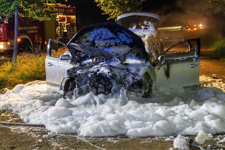 Audi geht in Flammen auf: Bundesstraße im Erzgebirge voll gesperrt