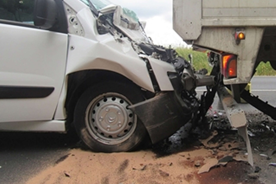 Autofahrer kracht ungebremst in Lkw: 23-Jähriger wird schwer verletzt