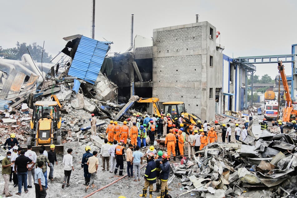 Rettungskräfte suchen nach einer Explosion und einem Brand in einer Pharmafabrik in der Nähe von Hyderabad nach Überlebenden.