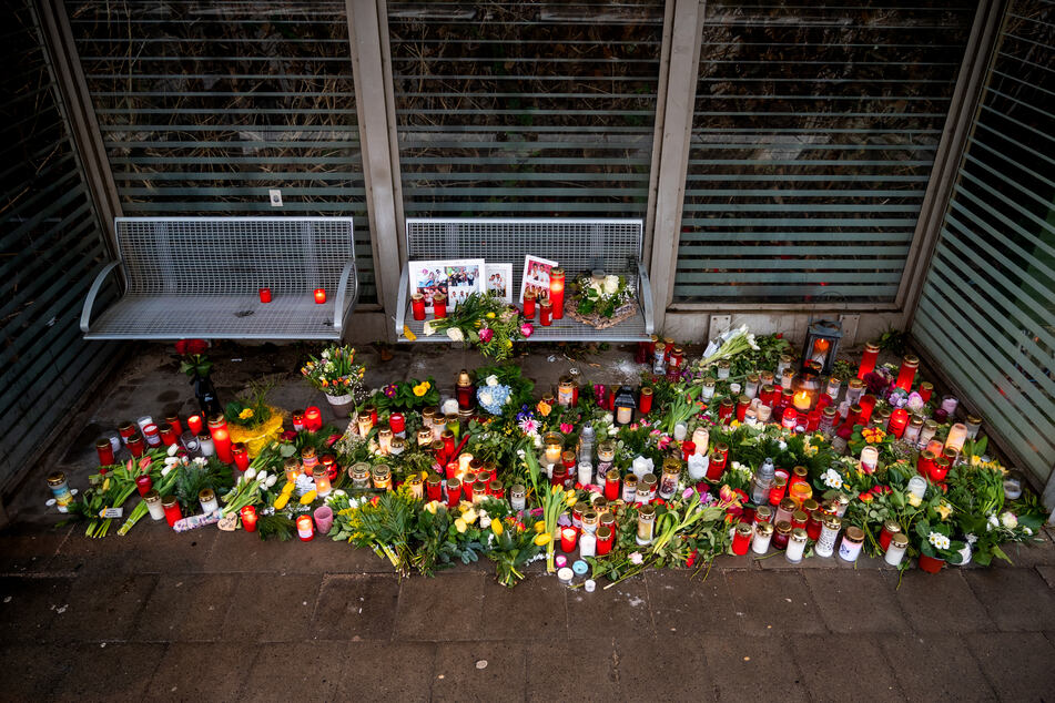 Nach der tödlichen Messerattacke in einem Regionalzug in Brokstedt haben Menschen Kerzen und Blumen am Bahnhof des Ortes ausgelegt.