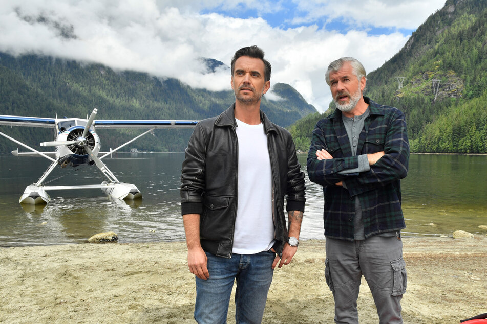 Max Parger (Florian Silbereisen, 41, l.) und Martin Grimm (Daniel Morgenroth, 59) unternehmen einen Ausflug mit dem Wasserflugzeug.