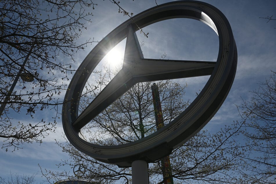 Mercedes-Benz verkauft weniger Fahrzeuge als die Konkurrenz aus München. (Symbolbild)