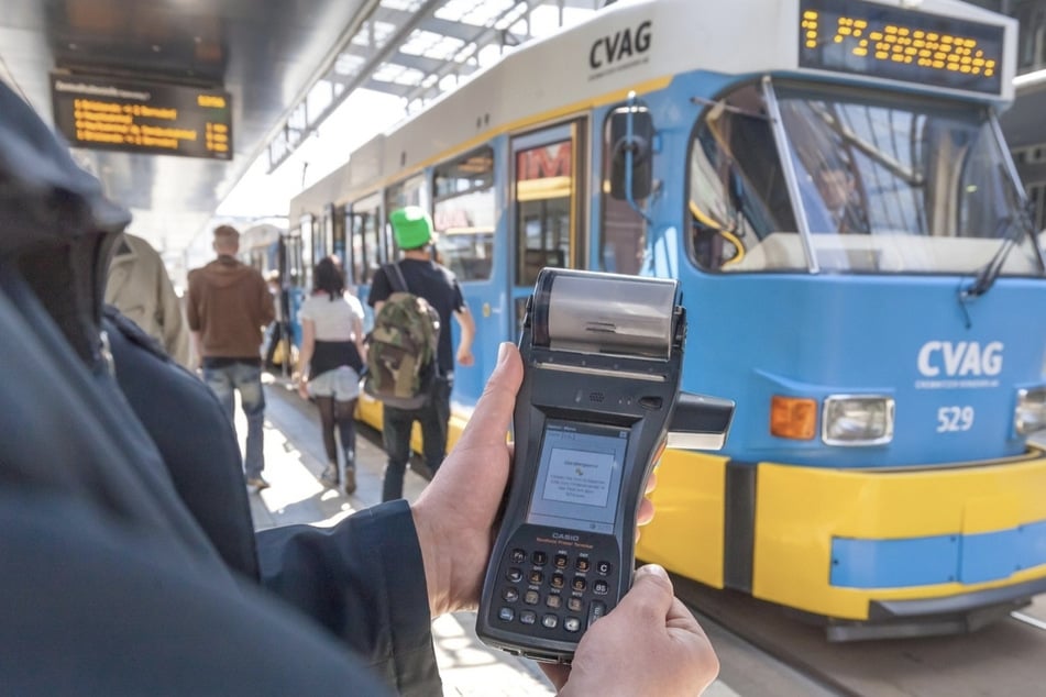 Fahrscheinkontrolle bei der CVAG. Kontrolleure sind heutzutage mit Lesegerät und mobilem Drucker ausgestattet.
