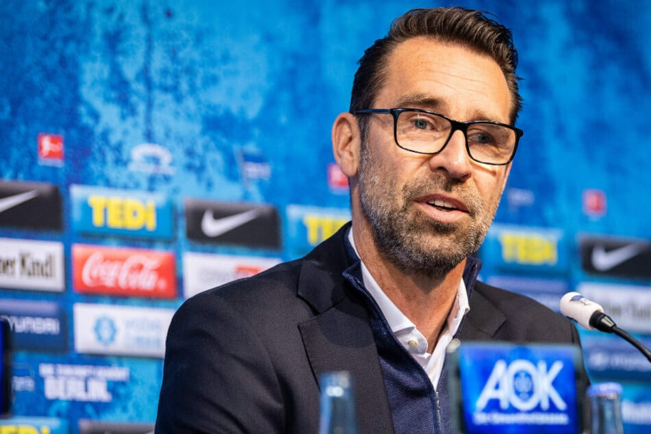Hertha-Manager Michael Preetz (53) äußert sich auf einer Pressekonferenz.