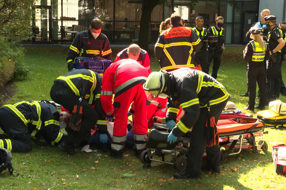 Rettungskräfte versorgen den gestürzten Mann.