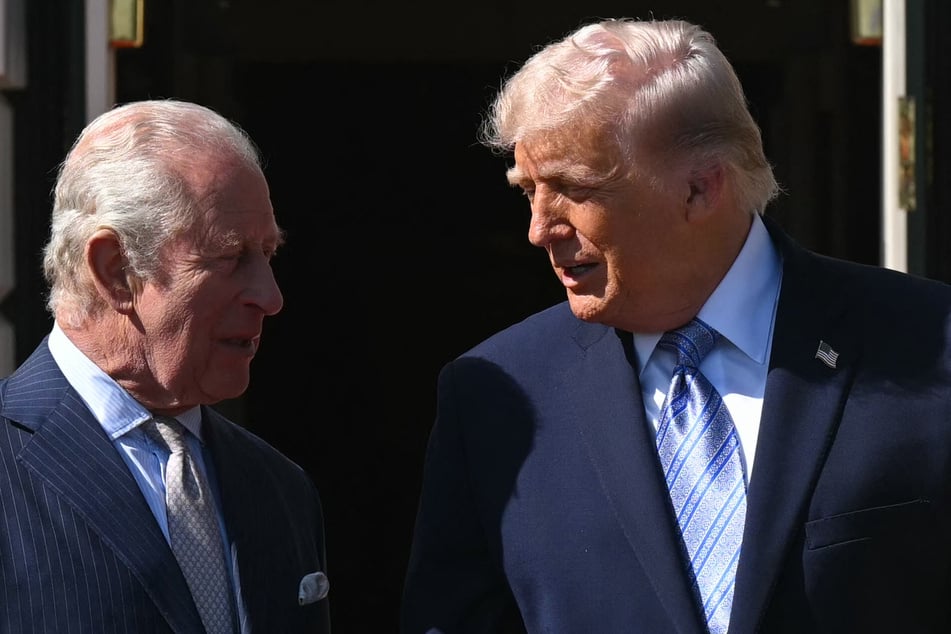 US President Donald Trump (r) talks with Britain's King Charles III (l) upon his arrival at the South Portico of the White House in Washington, DC, on Monday.