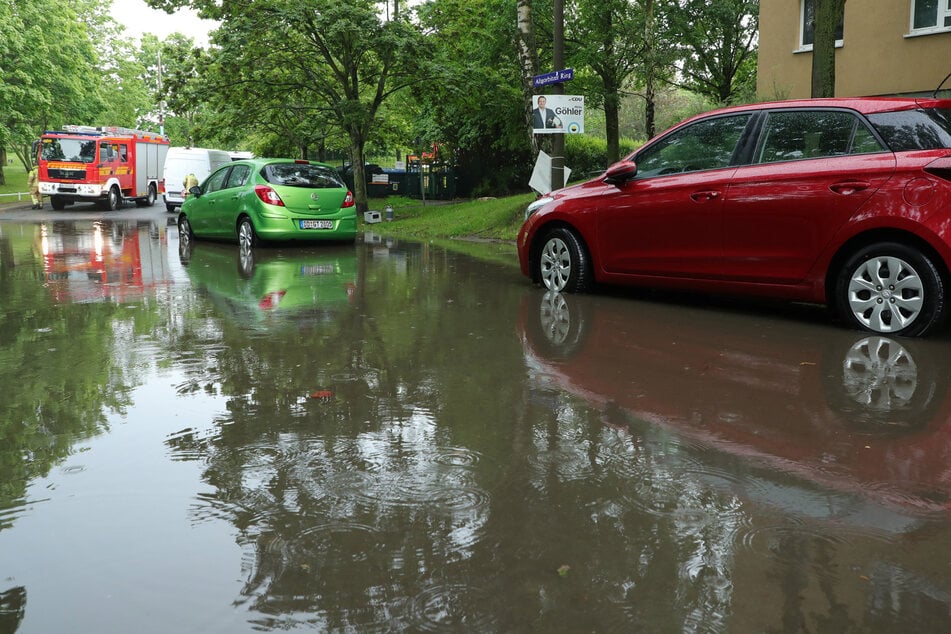 Bei Starkregen kann sich Wasser in Senken sammeln bzw. Straßen fluten, wie hier in Gorbitz im Sommer 2024.