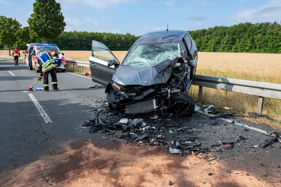 Der Škoda wurde auf die Leitplanke geschleudert.