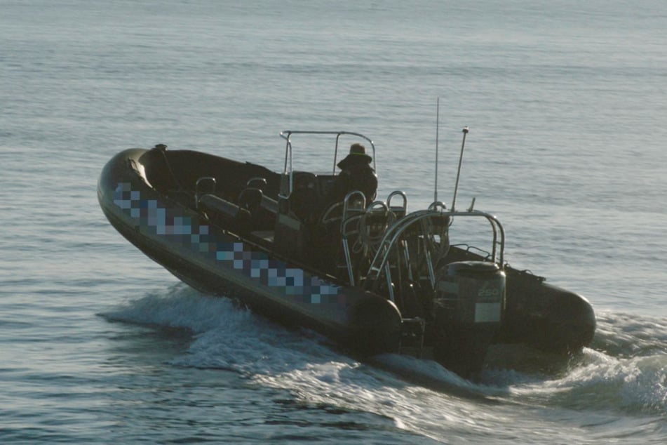 Am 29. April 2024 brach der Hamburger Unternehmer Frank P. mit einem Schlauchboot in Richtung Nordsee auf – er kehrte nie zurück. (Nachgestellte Szene)
