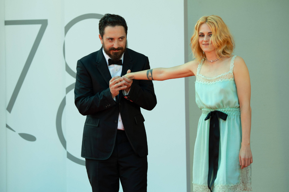 Spencer's director Pablo Larrain (l.) and its star Kristen Stewart (r.) at a red carpet event for the film.