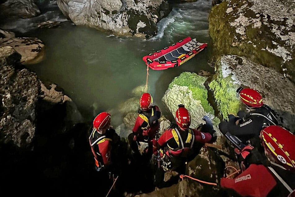 Ein 17-jähriger US-Bürger ist in Österreich bei einer Kajak-Tour am Dienstagabend tödlich verunglückt.