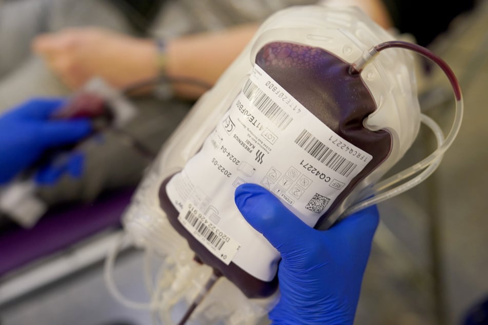 Das Uniklinikum Magdeburg ruft die Bürger zum Blutspenden auf. (Symbolbild)