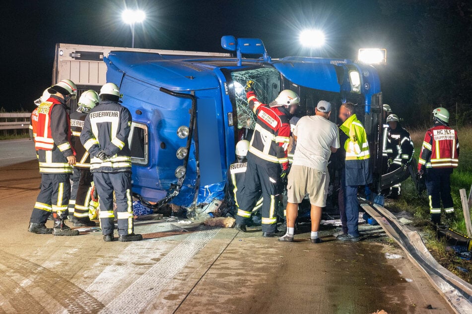 Seit Samstagnacht sind Einsatzkräfte mit einem Lkw-Unfall auf der A4 beschäftigt.