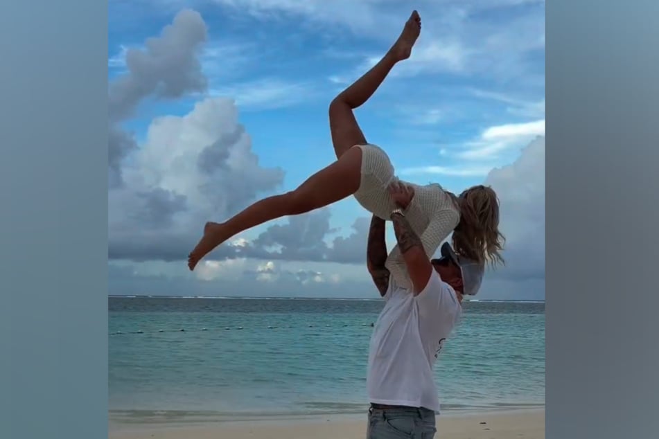 Gemeinsam im Urlaub: Pietro Lombardi hebt Laura Maria Rypa für den "Screensaver-Trend" hoch.