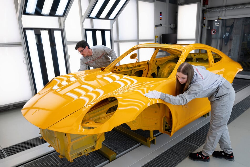 Die entfallene Steuervergünstigungen für Elektro- und Hybridfahrzeuge in den USA sowie die hohe Nachfrage nach dem vollelektrischen Macan im Vorjahr sind Gründe.