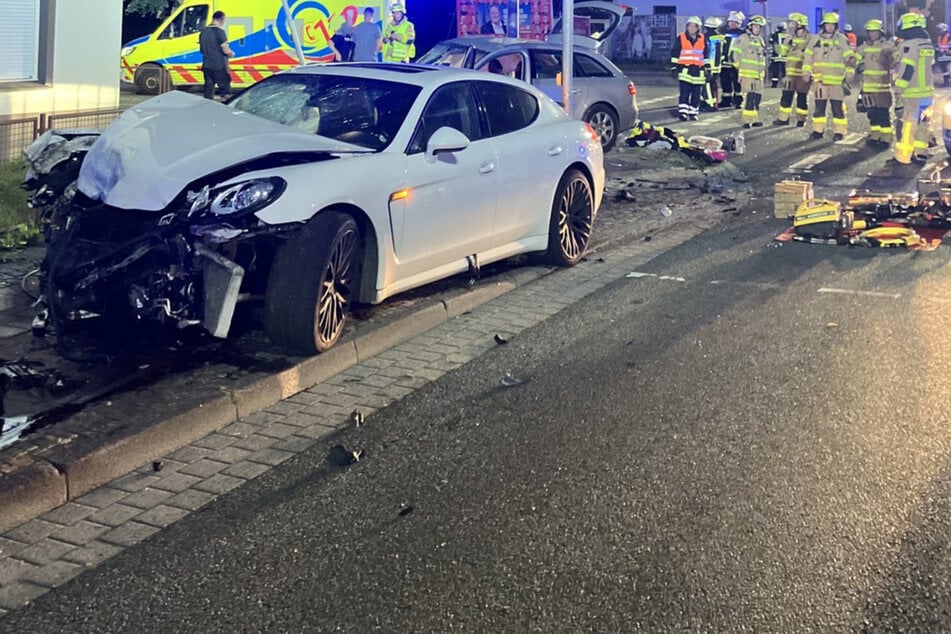 Frau stirbt bei Porsche-Audi-Crash: 50 Angehörige vor Ort