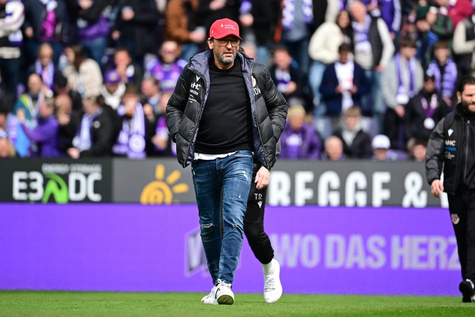 Pele Wollitz (60) wurde bei seiner Rückkehr an die Bremer Brücke von vielen VfL-Fans alles andere als freundlich empfangen.