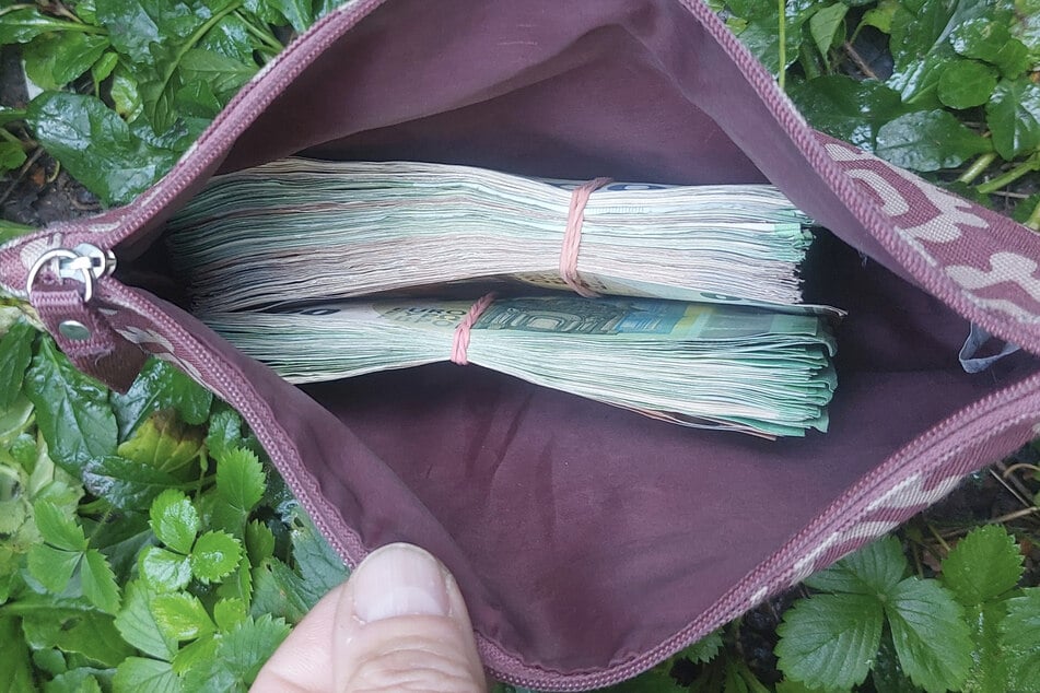 Kleiner Geldbeutel, viele Scheine: Die Ermittler zählten 25.000 Euro Bargeld.