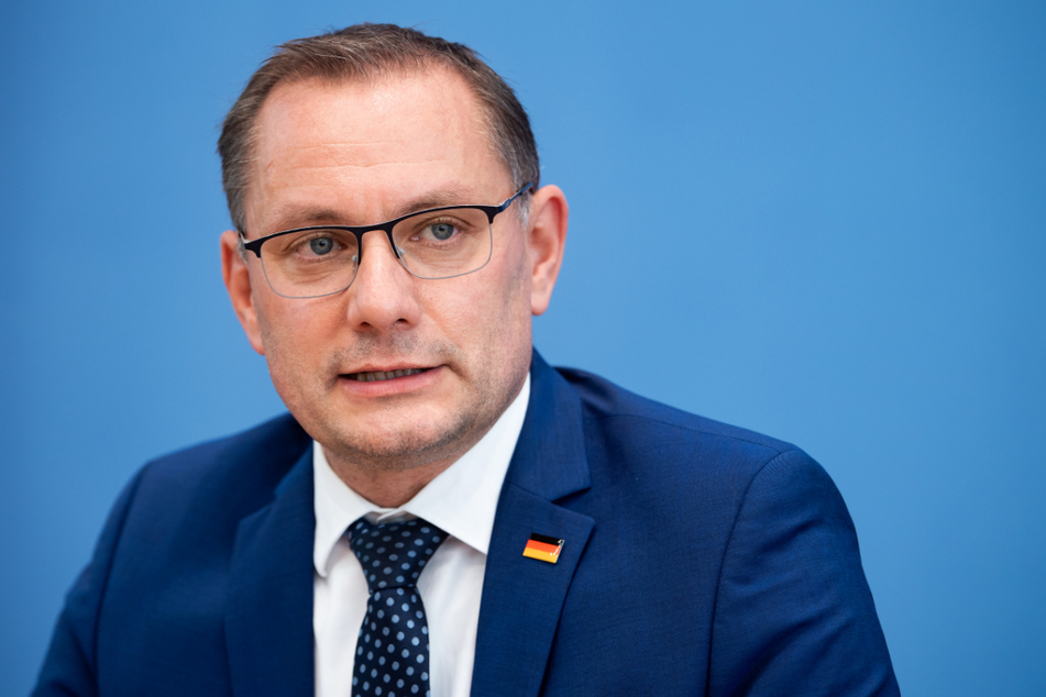 Tino Chrupalla (46), Spitzenkandidat und Bundesvorsitzender der AfD: "Hier ist bereits jetzt ein erheblicher Schaden für die Demokratie eingetreten."