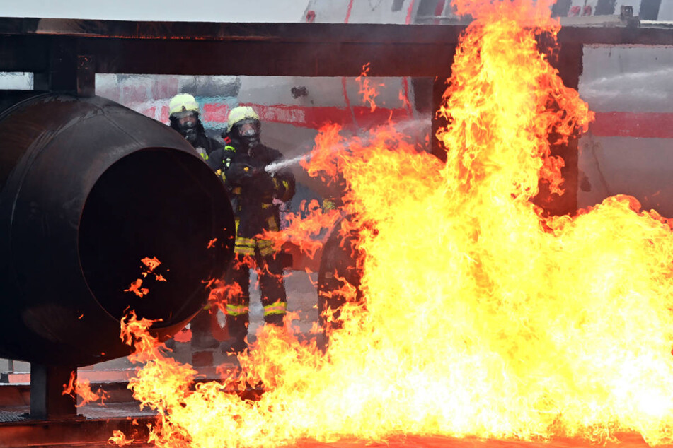 Bei dem fiktiven Einsatzszenario hat ein Airbus A320 bei der Landung ein Fahrwerk verloren und ist in Brand geraten.