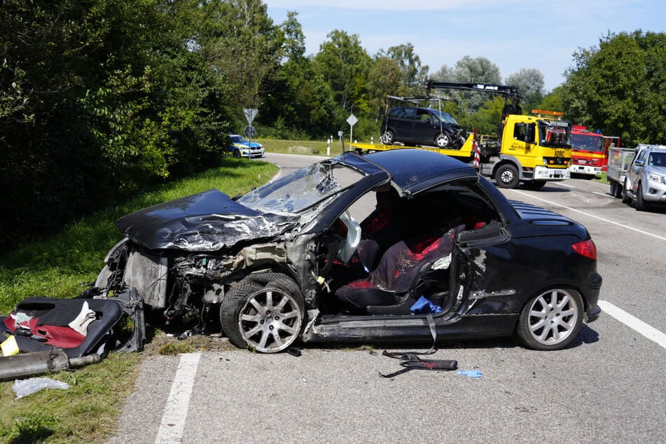 Auf der Kreisstraße bei Friedberg ist eine 18-Jährige tödlich verunglückt. Ein Senior geriet in den Gegenverkehr.