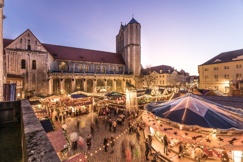 Zu den Füßen des Doms St. Blasii erstrahlt der Braunschweiger Weihnachtsmarkt im hellen Glanz.