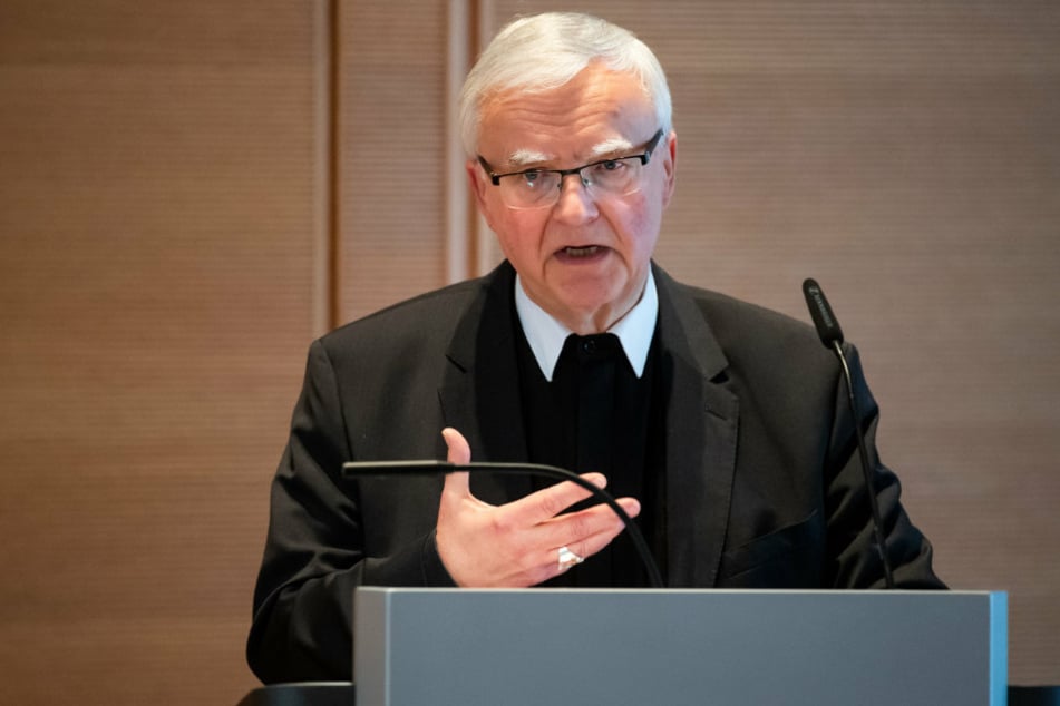 Erzbischof Heiner Koch äußert sich bei einer Pressekonferenz zur Vorstellung des Gutachtens "Sexueller Missbrauch an Minderjährigen durch katholische Priester, Diakone und männliche Ordensangehörige im Bereich des Erzbistums Berlin seit 1946" im Tagungszentrum Katholische Akademie.