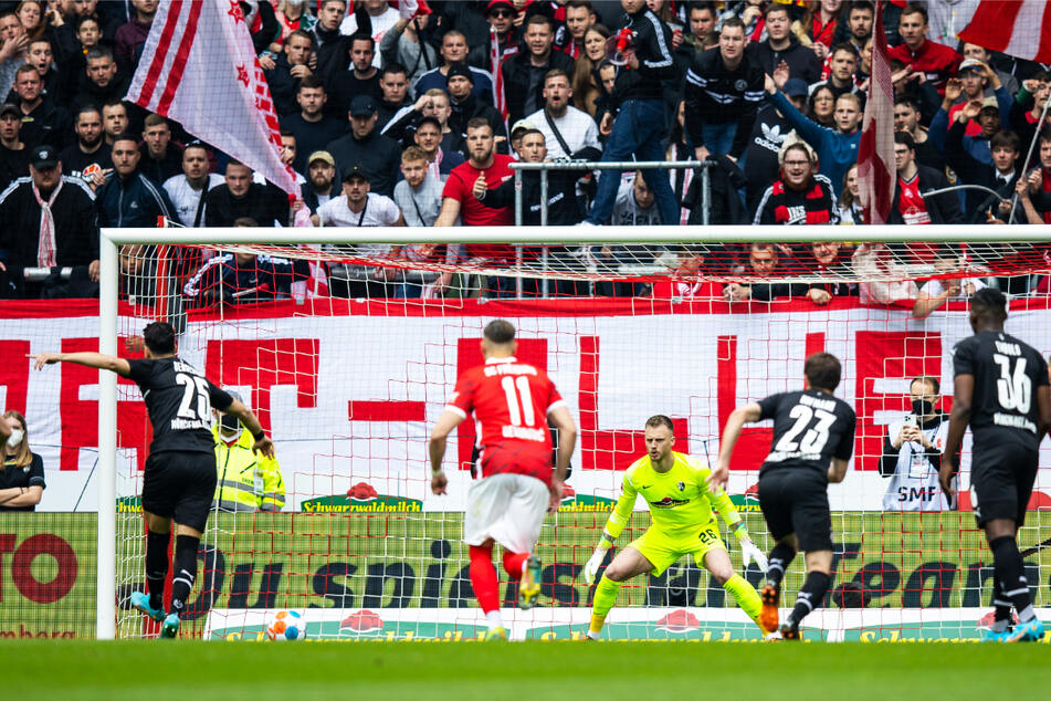 Ramy Bensebaini (l.) verwandelt per Elfmeter zum 1:0 für Borussia Mönchengladbach.