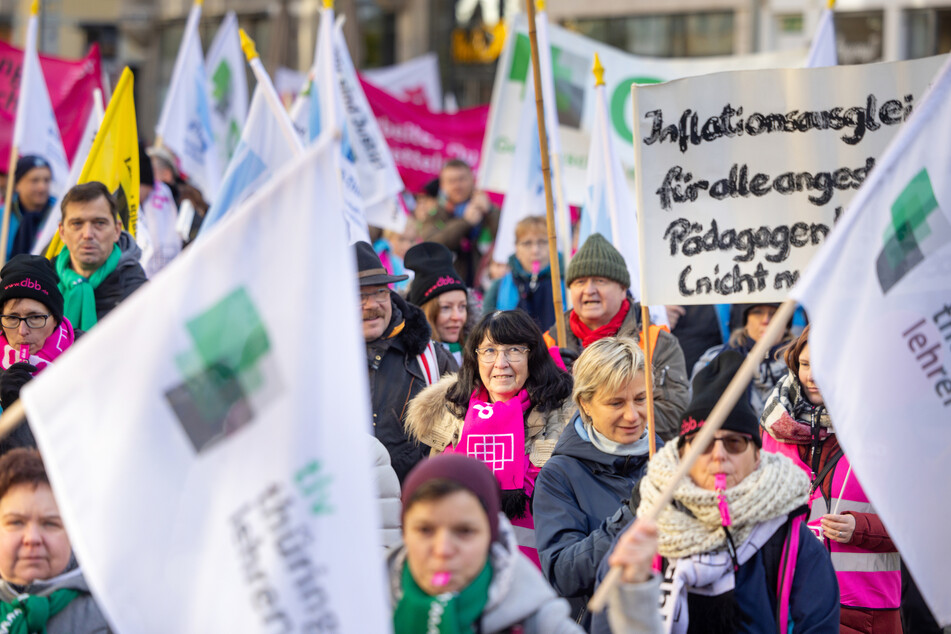 In Erfurt haben sich einige Hundert Menschen an einer Protestaktion des Beamtenbundes beteiligt.