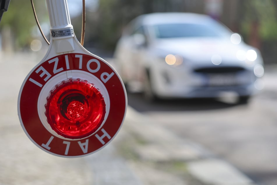 Sofort fiel den Beamten auf, dass der Motorradfahrer (55) offenbar unter dem Einfluss von Alkohol stand. (Symbolfoto)