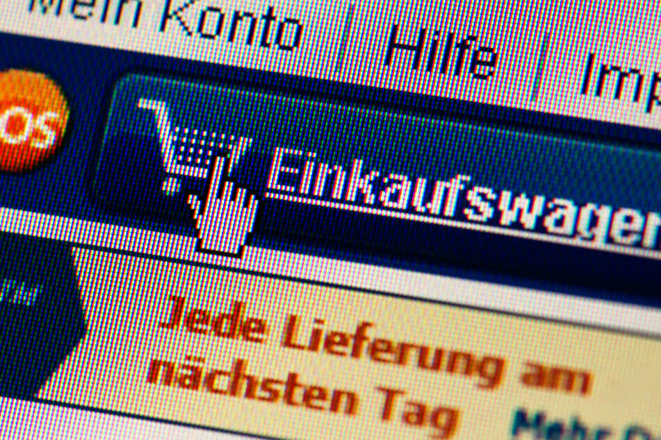 Auf der Webseite eines Online-Shops ist das Symbol des Warenkorbs (Einkaufswagen) zu sehen.