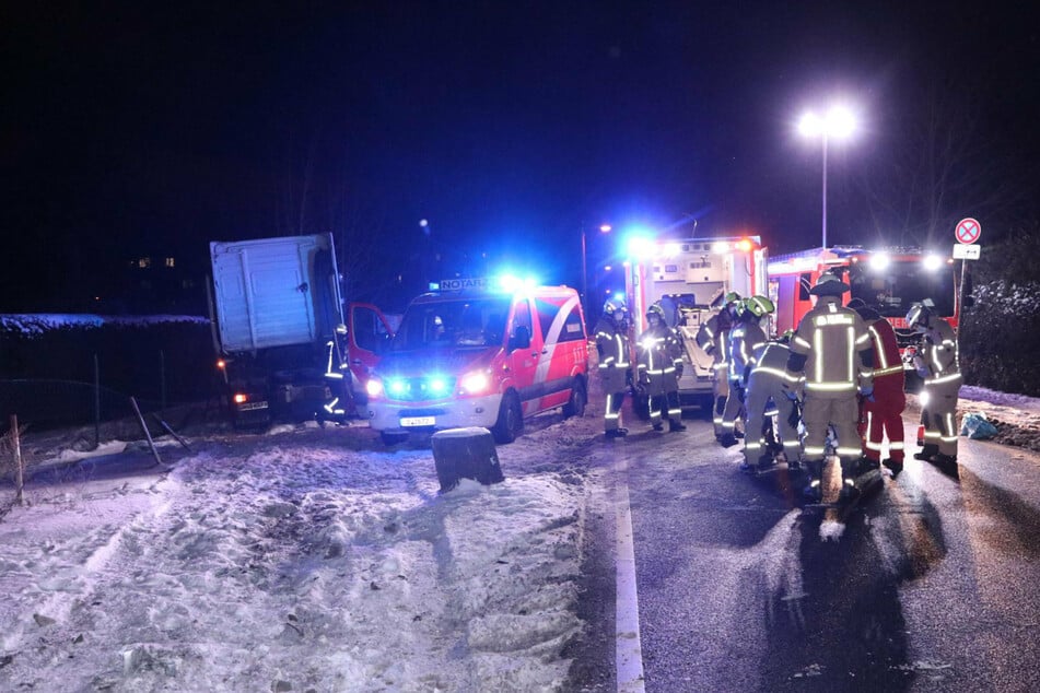 Tödlicher Unfall: Lasterfahrer knallt gegen Lichtmast und Zaun