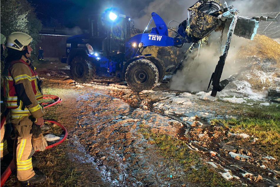 Einsatzkräfte des Technischen Hilfswerkes (THW) unterstützten die Löscharbeiten mit schwerem Gerät.
