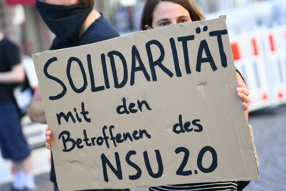 Ein Demonstrantin hält während einer Kundgebung ein Plakat mit der Aufschrift "Solidarität mit den Betroffenen des NSU 2.0".