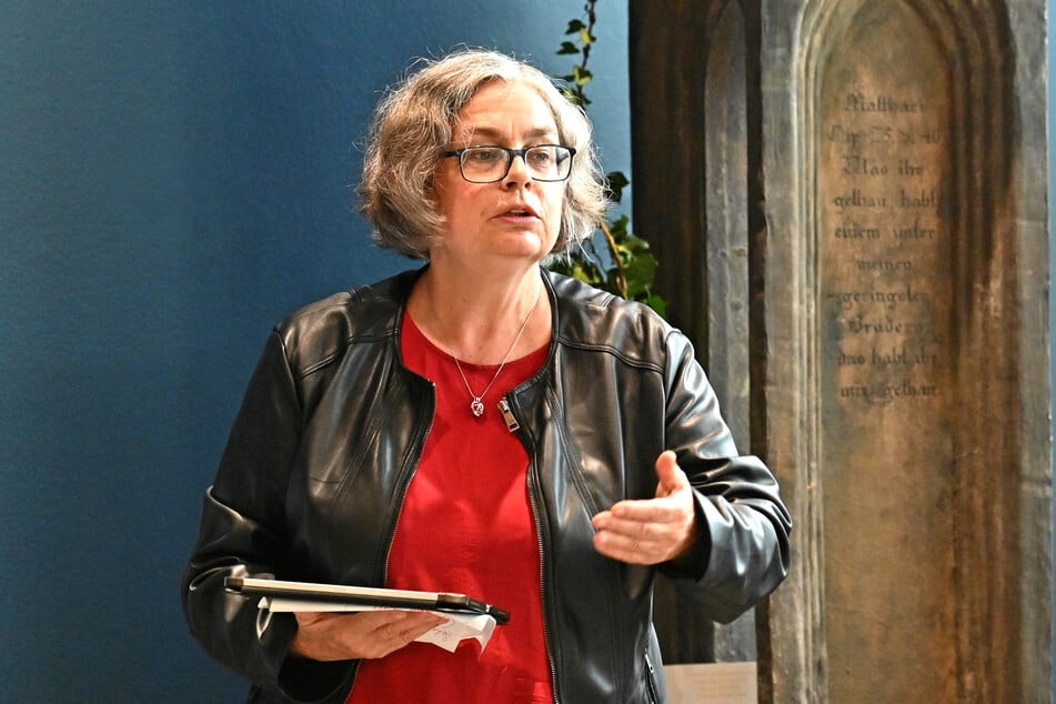 Umweltbürgermeisterin Eva Jähnigen (60, l.) eröffnete die Friedhofsausstellung im Stadtforum.