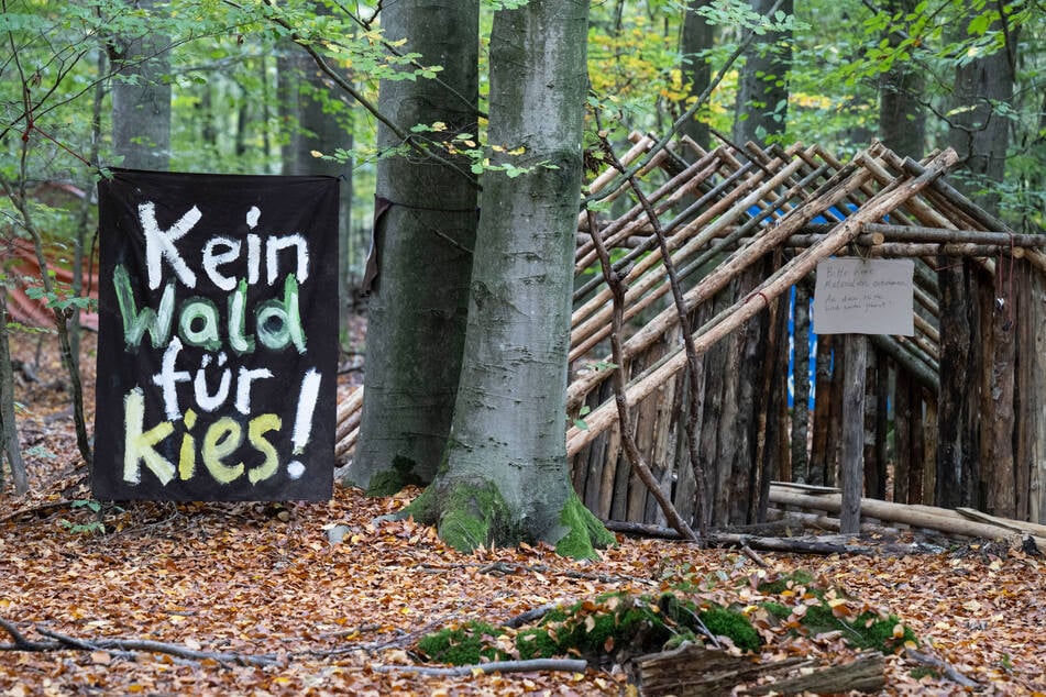 Seit rund 18 Monaten protestierten die Aktivisten gegen weitere Waldrodungen zum Kiesabbau.
