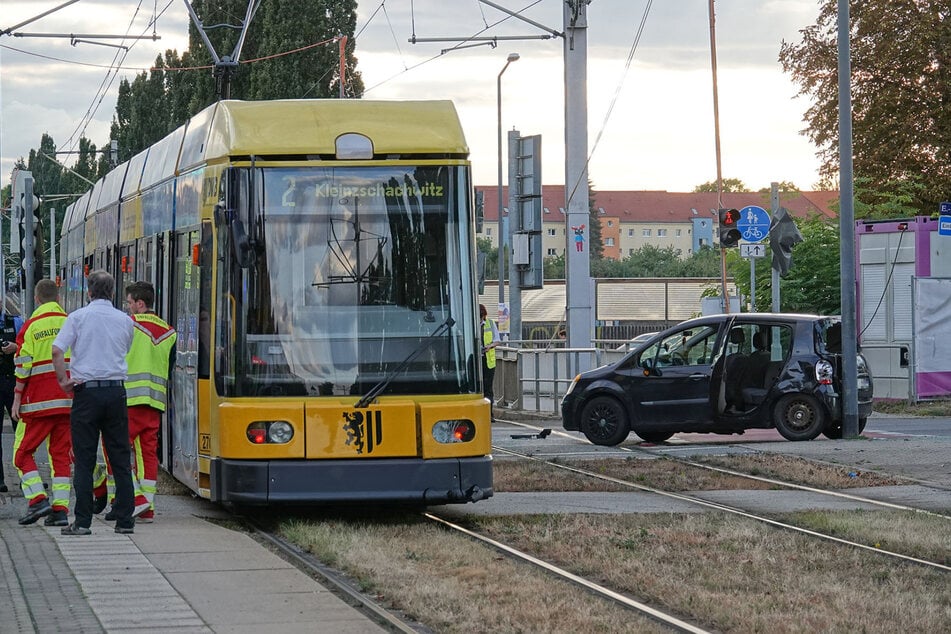 Kurz vor der Haltestelle "Semmelweisstraße" krachte eine DVB-Bahn der Linie 2 in einen schwarzen Renault. An der Tram entstand nur ein kleinerer Schaden unten rechts.