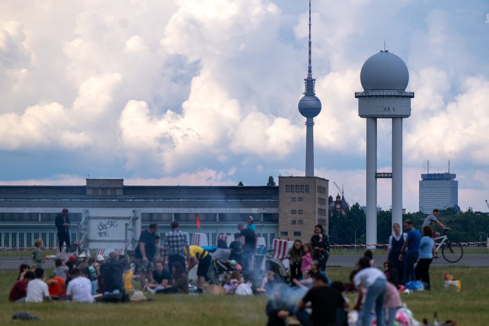 Auch auf dem Tempelhofer Feld wird gerne gebrutzelt. (Archivbild)