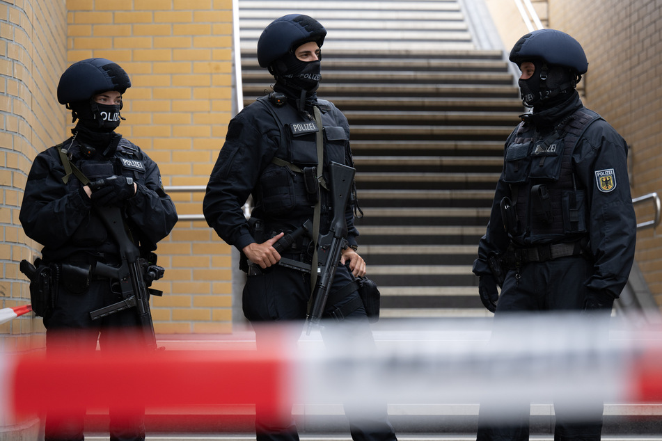Die Polizei sperrte am Montagabend die Umgebung der Straßenbahnhaltestelle am Hallenser Hauptbahnhof. (Archivbild)