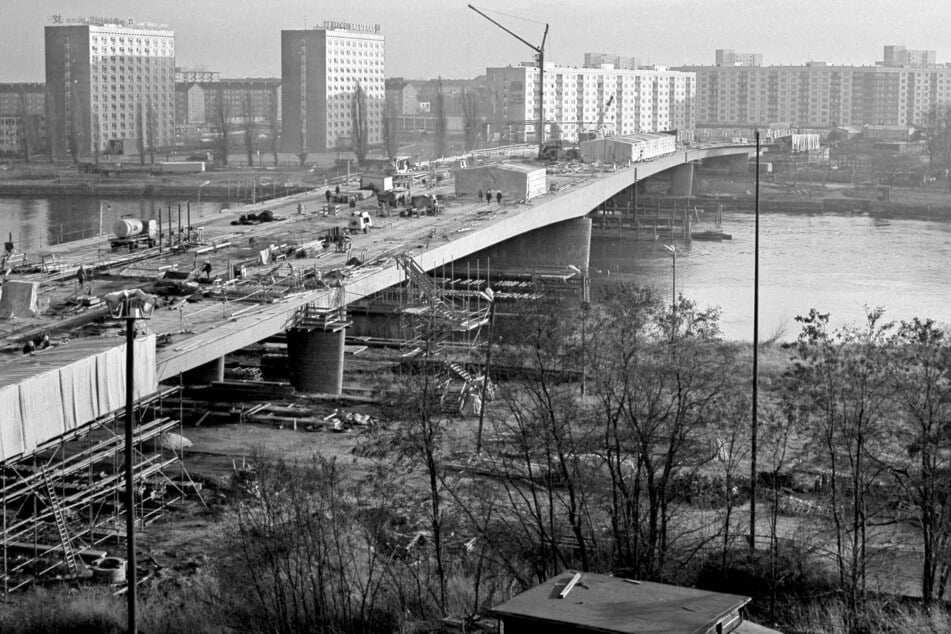 Aufnahme vom Herbst 1970 als die Carolabrücke errichtet wurde.