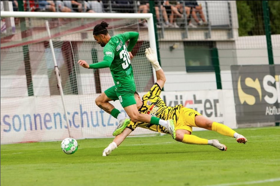 Stanley Ratifo (l.) versucht, Grimmas Torhüter Oskar Preil zu überwinden.