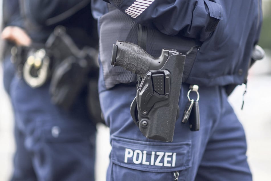 Ein Polizist wurde von dem Reichsbürger in den Finger gebissen. (Symbolfoto)