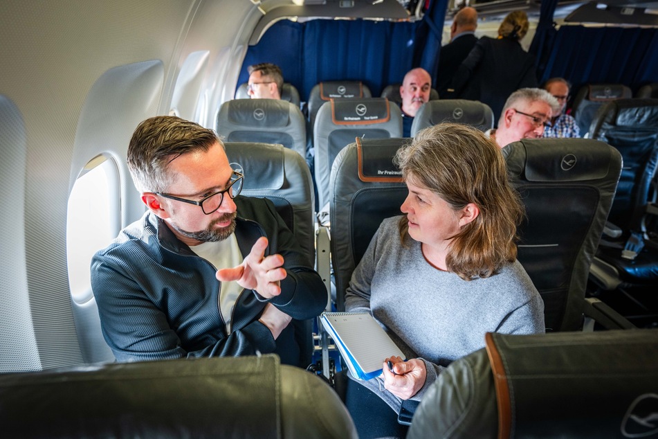 Im Flieger auf dem Weg nach Frankfurt sprach Wirtschaftsminister Martin Dulig (50, SPD) mit TAG24-Reporterin Pia Lucchesi.
