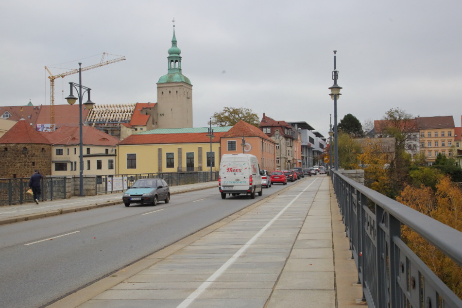 Von der Friedensbrücke wollten viele Bautzner das neue Jahr begrüßen. Doch dann explodierte ein illegaler Böller.