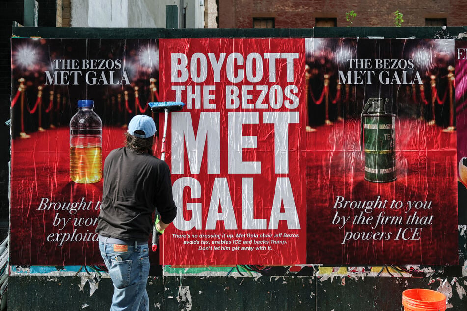 Demonstranten plakatieren New York mit Anti-Bezos-Plakaten.