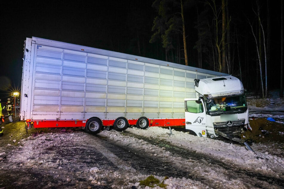 Ob es zu einem Zusammenstoß kam oder die Lkw jeweils allein verunglückten, ist bisher nicht bekannt.