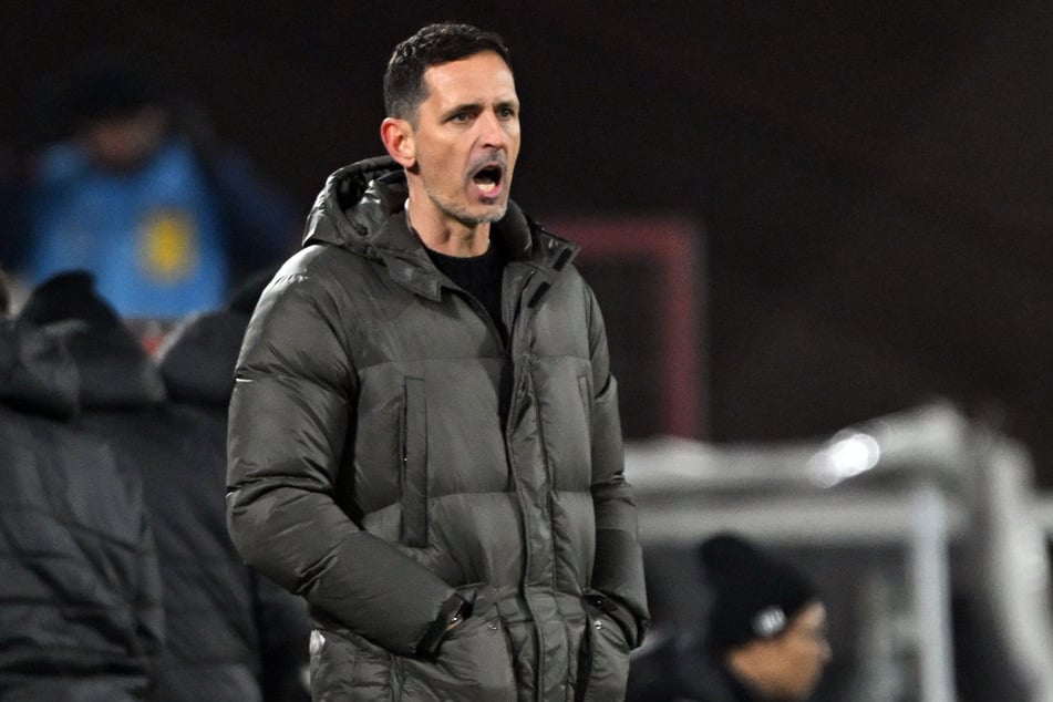 Eintracht-Coach Dino Toppmöller (45) war in der Schlussphase der Bundesliga-Partie gegen den 1. FC Köln sichtlich angefressen.